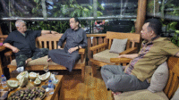 Dua mantan Gubernur NTB sedang silaturahmi dengan politisi kharismatik Bumi Gora H Rachmat Hidayat yang juga ketua DPD PDI Perjuangan NTB.
