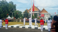 Suasana pengibaran bendera Merah Putih oleh Paskibraka Kota Bima pada puncak upacara HUT ke-80 RI di halaman kantor Pemkot Bima, Minggu (17/8/2025). Foto Berita11.com.