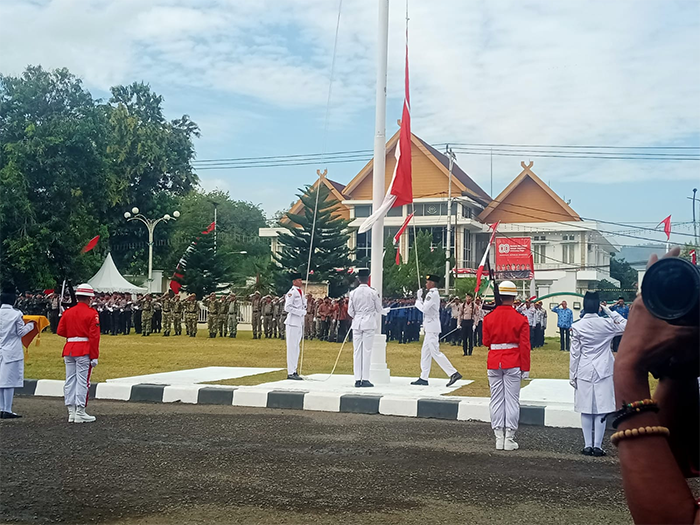 Suasana pengibaran bendera Merah Putih oleh Paskibraka Kota Bima pada puncak upacara HUT ke-80 RI di halaman kantor Pemkot Bima, Minggu (17/8/2025). Foto Berita11.com.