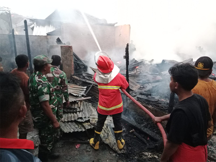 Petugas Damkarmat Kabupaten Bima berupaya memadamkan si jago merah yang melahap enam rumah warga di Desa Ntonggu Kecamatan Palibelo Kabupaten Bima, Selasa (26/8/2025) sore.