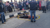 Aparat Kepolisian melaksanakan olah tempat kejadian perkara, lokasi penemuan jenazah Kepala Perum Bulog Bima di atas tanjakan Ule Kecamatan Asakota Kota Bima, Kamis (14/8/2025) pagi. Foto Berita11.com.