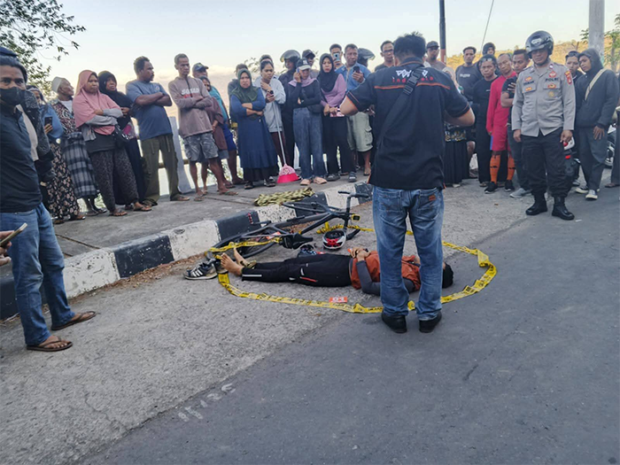 Aparat Kepolisian melaksanakan olah tempat kejadian perkara, lokasi penemuan jenazah Kepala Perum Bulog Bima di atas tanjakan Ule Kecamatan Asakota Kota Bima, Kamis (14/8/2025) pagi. Foto Berita11.com.