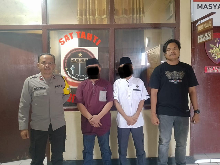 Dua tersangka kasus narkotika yang diserahkan penyidik Satuan Reserse Narkoba Polres Dompu kepada pihak Kejaksaan.