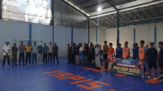 Suasana pembukaan turnamen futsal antarwartawan PWI Cup 2025 yang digelar PWI Kabupaten Dompu pada 9-10 Agustus 2025.