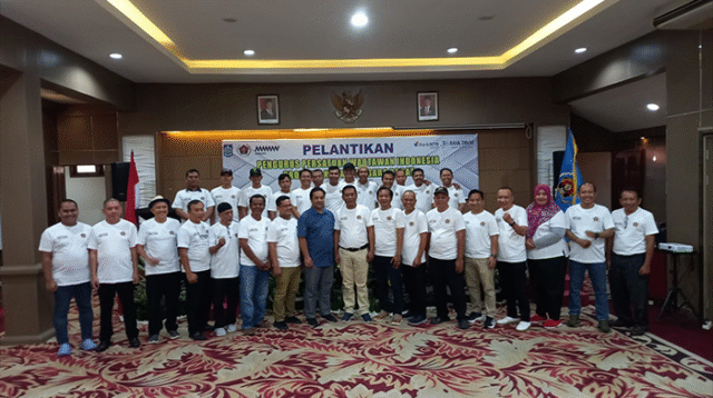 Foto bersama Ketua PWI NTB 2025–2030 dan pengurus usai pengukuhan di Mataram, Minggu (3/8/2025).