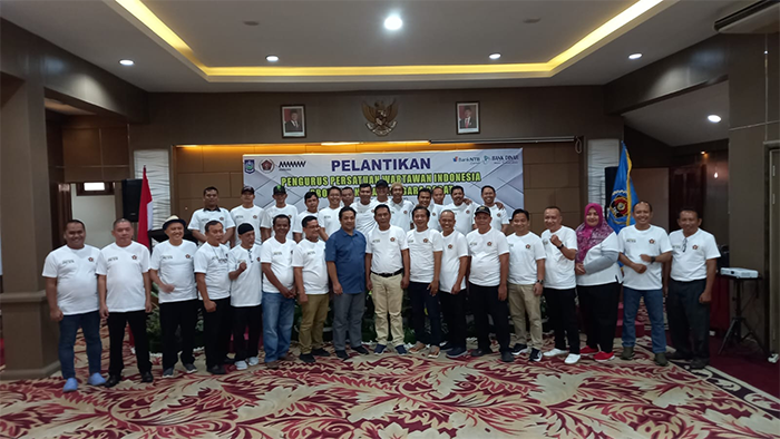 Foto bersama Ketua PWI NTB 2025–2030 dan pengurus usai pengukuhan di Mataram, Minggu (3/8/2025).