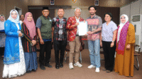 Aktor nasional dan Goodwill Ambassador Yappika-ActionAid, Reza Rahadian didampingi Board of Executive/Fundraising Director Yappika-ActionAid, Sri Indiyastutik, Asisten I Setda Kabupaten Bima, Kepala Dinas Dikbudpora Kabupaten Bima, Direktur YISA Ambalawi, menunjukkan nota kesepahaman tentang Sekolah Aman usai ditandatangani pada akhir dialog terbuka di kantor Pemkab Bima, Kamis (7/8/2025) malam.