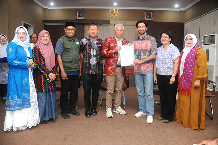 Aktor nasional dan Goodwill Ambassador Yappika-ActionAid, Reza Rahadian didampingi Board of Executive/Fundraising Director Yappika-ActionAid, Sri Indiyastutik, Asisten I Setda Kabupaten Bima, Kepala Dinas Dikbudpora Kabupaten Bima, Direktur YISA Ambalawi, menunjukkan nota kesepahaman tentang Sekolah Aman usai ditandatangani pada akhir dialog terbuka di kantor Pemkab Bima, Kamis (7/8/2025) malam.