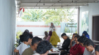 Senator Indonewia, Mirah Midadan Fahmi saat bersilaturahmi dengan sejumlah elemen masyarakat di Kabupaten Bima di Kafe Kahawa Street Jl Lintas Bima Sumbawa Desa Timu Kecamatan Bolo Kabupaten Bima, Sabtu (2/8/2025) sore.
