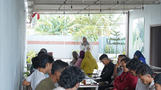 Senator Indonewia, Mirah Midadan Fahmi saat bersilaturahmi dengan sejumlah elemen masyarakat di Kabupaten Bima di Kafe Kahawa Street Jl Lintas Bima Sumbawa Desa Timu Kecamatan Bolo Kabupaten Bima, Sabtu (2/8/2025) sore.