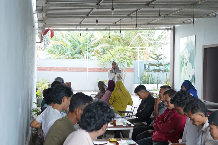 Senator Indonewia, Mirah Midadan Fahmi saat bersilaturahmi dengan sejumlah elemen masyarakat di Kabupaten Bima di Kafe Kahawa Street Jl Lintas Bima Sumbawa Desa Timu Kecamatan Bolo Kabupaten Bima, Sabtu (2/8/2025) sore.