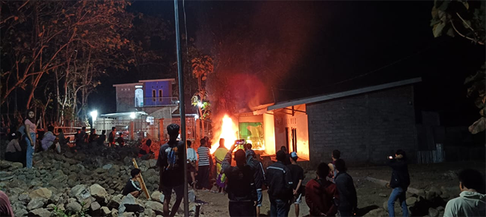 Situasi di tempat kejadian saat massa melampiaskan kemarahan dengan merusak dan membakar rumah dan kendaraan sejumlah warga terkait tewasnya korban, Sabtu (9/8/2025) malam.