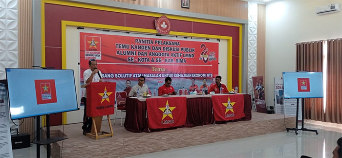 Kawan Lama LMND Bima, Arif Kurniawan menyampaikan sambutan pada kegiatan kangen alumni dan kader aktif LMND serta diskusi publik bertajuk Tambang Solutif atau Masalah untuk Kemajuan Ekonomi NTB di Ruang Beradab STKIP Taman Siswa Bima, Minggu (24/8/2025). Foto US/ Berita11.com.