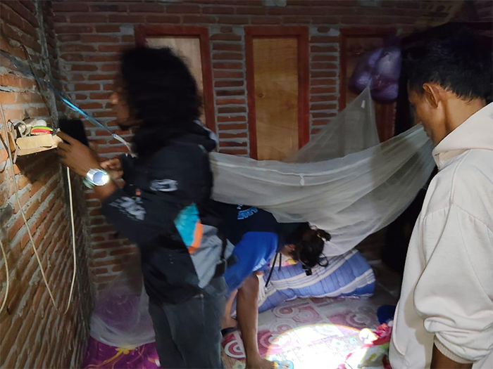 Tim Opsnal Satuan Reserse Narkoba Polres Dompu saat menggeledah rumah terduga pengedar sabu-sabu di Kecamatan Woja Senin (11/8/2025) malam.