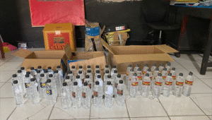 Puluhan botol Arak Bali yang disita aparat Kepolisian Resor Dompu dari dua lokasi berbeda, Senin (11/8/2025) pagi. Diketuhui minuman keras menjadi salah satu pemicu aksi pembunuhan yang berbuntut pembakaran rumah dan kendaraan di Dompu beberapa hari lalu.