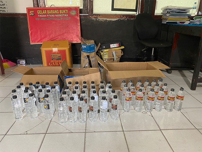 Puluhan botol Arak Bali yang disita aparat Kepolisian Resor Dompu dari dua lokasi berbeda, Senin (11/8/2025) pagi. Diketuhui minuman keras menjadi salah satu pemicu aksi pembunuhan yang berbuntut pembakaran rumah dan kendaraan di Dompu beberapa hari lalu.