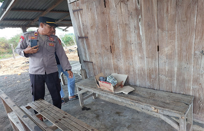 Kapolsek Kempo Kabupaten Dompu, Inspektur Satu Jubaidin berinisiatif mendatangi tempat kejadian penemuan bayi laki-laki yang disimpan dalam kardus di salah satu rumah warga di Dusun Tompo Bawah Desa Soritatanga Kabupaten Dompu, Kamis (7/8/2025) pagi.