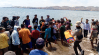 Proses evakuasi korban yang terjatuh di jurang saat asyik ambil foto sunrie di sela kemah di Manggelongko Kecamatan Lambu Kabupaten Bima, Minggu (24/8/2025).