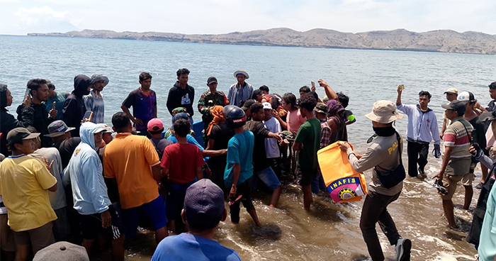 Proses evakuasi korban yang terjatuh di jurang saat asyik ambil foto sunrie di sela kemah di Manggelongko Kecamatan Lambu Kabupaten Bima, Minggu (24/8/2025).