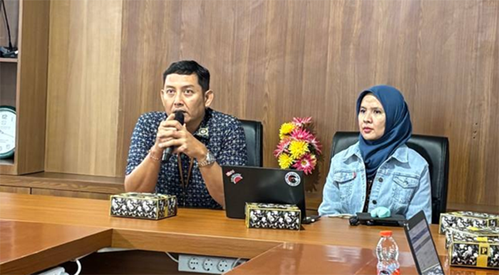 Kepala BPJS Kesehatan Cabang Bima I Gusti Ngurah Arie Mayanugraha saat pertemuan evaluasi Program Pengelolaan Penyakit Kronis (Prolanis) bersama PIC Prolanis dari seluruh Puskesmas di Kota Bima dan Kabupaten Bima.