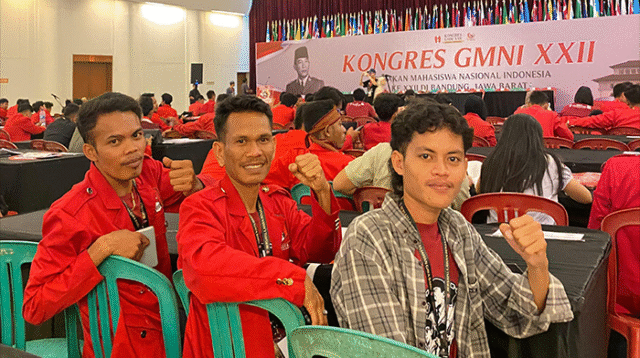Ketua DPC GMNI Kota Bima, Salahudin bersama sejumlah kader GMNI saat mengikuti Kongres XXII GMNI yang berlangsung di Gedung Merdeka, Kota Bandung, Jawa Barat, beberapa hari lalu.