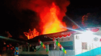 Kondisi rumah warga di Desa Tolowata Kecamatan Ambalawi Kabupaten Bima saat dilahap si jago merah, Selasa (12/8/2025) malam.