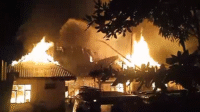 Kondisi saat api melahap kantor Inspektorat Kabupaten Bima di Jl Ksatria Kelurahan Penatoi Kecamatan Mpunda Kota Bima terbakar hebat sekira pukul 03.40 Wita, Kamis (7/8/2025). Belum diketahui penyebab kebakaran, namun spekulasi muncul yang menduga kantor ini diduga sengaja dibakar.
