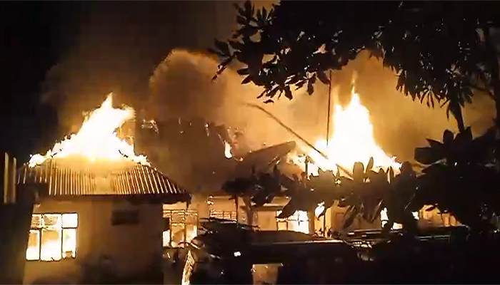 Kondisi saat api melahap kantor Inspektorat Kabupaten Bima di Jl Ksatria Kelurahan Penatoi Kecamatan Mpunda Kota Bima terbakar hebat sekira pukul 03.40 Wita, Kamis (7/8/2025). Belum diketahui penyebab kebakaran, namun spekulasi muncul yang menduga kantor ini diduga sengaja dibakar.