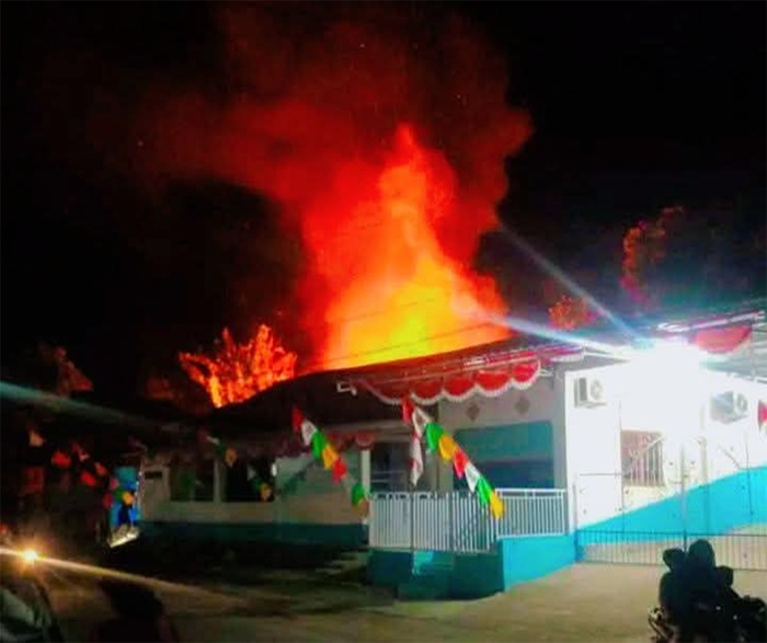 Kondisi rumah warga di Desa Tolowata Kecamatan Ambalawi Kabupaten Bima saat dilahap si jago merah, Selasa (12/8/2025) malam.