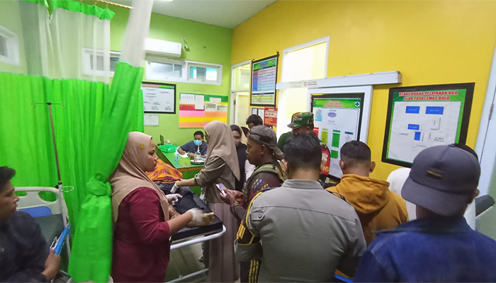 Suasana usai proses evakuasi korban kecelakaan lalu lintas ke Puskesmas Bolo Kabupaten Bima, Rabu (6/8/2025) malam.