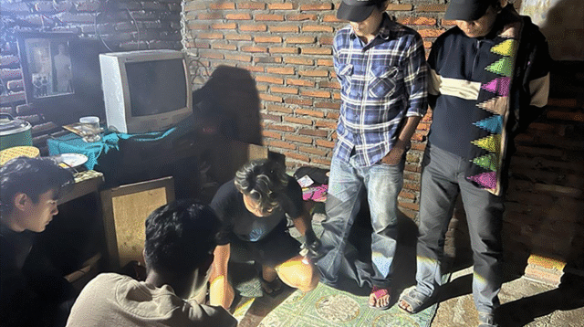 Tim Opsnal Satuan Reserse Narkoba (Satresnarkoba) Polres Dompu saat menggeregek dan menggeledah rumah terduga pengedar sabu-sabu di Lingkungan Bali Bunga Kelurahan Kandai Dua Kecamatan Woja Kabupaten Dompu, Sabtu (2/8/2025).