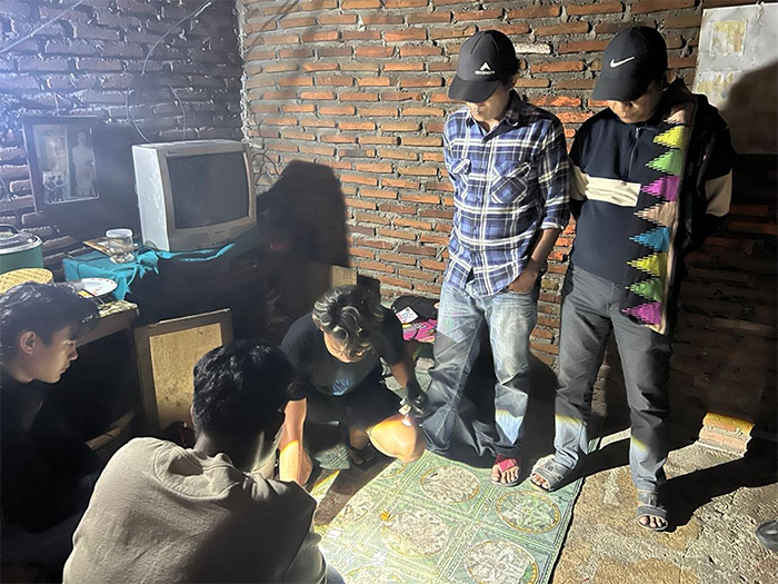 Tim Opsnal Satuan Reserse Narkoba (Satresnarkoba) Polres Dompu saat menggeregek dan menggeledah rumah terduga pengedar sabu-sabu di Lingkungan Bali Bunga Kelurahan Kandai Dua Kecamatan Woja Kabupaten Dompu, Sabtu (2/8/2025).