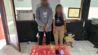 Pasangan kekasih terduga pengedar narkoba yang berhasil ditangkap polisi di kamar tidur salah satu rumah di Kecamatan Pekat Kabupaten Dompu, Selasa (12/8/2025) dini hari. Aparat kepolisian mengamankan sabu-sabu dan sejumlah barang bukti lain.