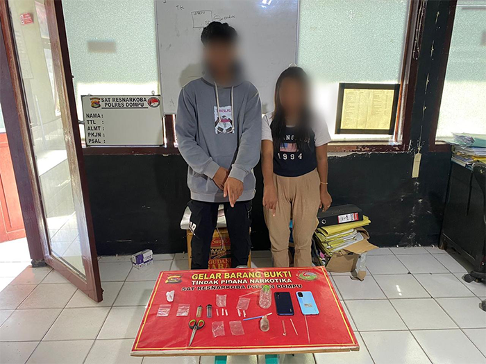 Pasangan kekasih terduga pengedar narkoba yang berhasil ditangkap polisi di kamar tidur salah satu rumah di Kecamatan Pekat Kabupaten Dompu, Selasa (12/8/2025) dini hari. Aparat kepolisian mengamankan sabu-sabu dan sejumlah barang bukti lain.