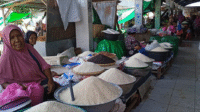 Aktivitas pedagang beras di Pasar Amahami Kota Bima. Foto US/ Berita11.com.