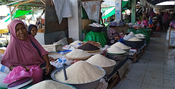 Aktivitas pedagang beras di Pasar Amahami Kota Bima. Foto US/ Berita11.com.