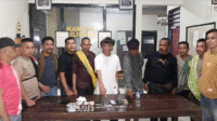 Dua terduga pemakai dan pengedar sabu-sabu yang digerebek aparat Kepolisian Sektor Bolo di Desa Tambe Kecamatan Bolo Kabupaten Bima, Sabtu (2/8/2025) dini hari.
