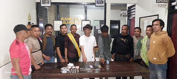 Dua terduga pemakai dan pengedar sabu-sabu yang digerebek aparat Kepolisian Sektor Bolo di Desa Tambe Kecamatan Bolo Kabupaten Bima, Sabtu (2/8/2025) dini hari.