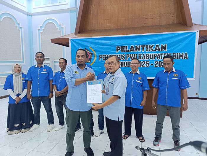 Ketua PWI NTB, H Hasarudin menyerahkan SK pengurus kepada Ketua PWI Kabupaten Bima, Firmansyah di sela-sela pelantikan pengurus PWI Kabupaten Bima di Aula LPP RRI Mataram, Jumat, 1 Agustus 2025.