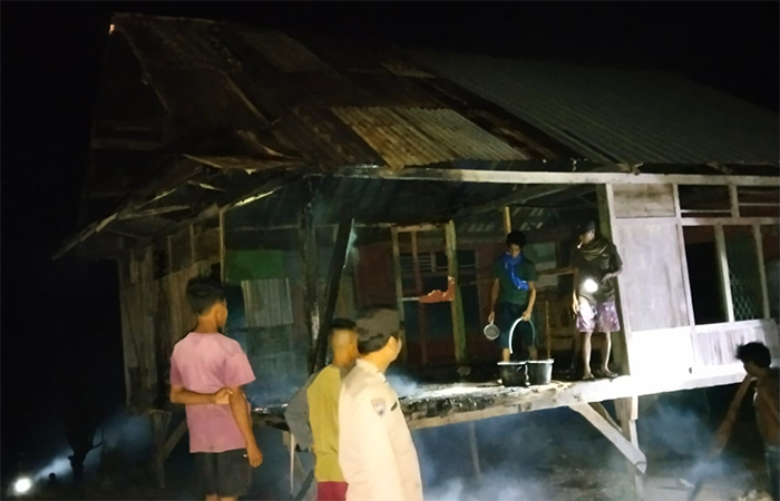 Kondisi rumah korban setelah disambar si jago merah Jumat (1/8/2025) malam.