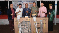 Bupati Bima Ady Mahyudi dan Wakil Bupati dr. H.Irfan Zubaidy menyerahkan sejumlah bantuan kepada warga saat melaksanakan program Selasa Menyapa di Kecamatan Bolo Kabupaten Bima, Selasa (9/9/2025).