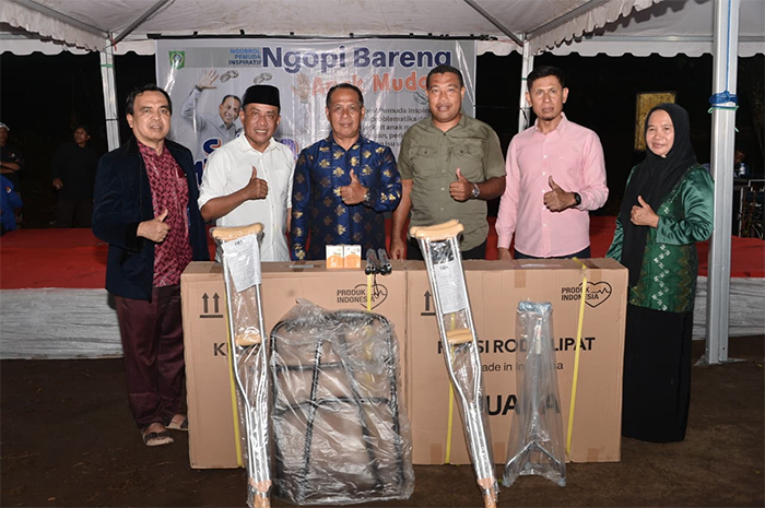Bupati Bima Ady Mahyudi dan Wakil Bupati dr. H.Irfan Zubaidy menyerahkan sejumlah bantuan kepada warga saat melaksanakan program Selasa Menyapa di Kecamatan Bolo Kabupaten Bima, Selasa (9/9/2025).