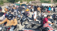 Suasana saat warga memblokade Jalan Lintas Wera di Desa Nanga Wera Kecamatan Wera Kabupaten Bima, Senin (8/9/2025) pagi.