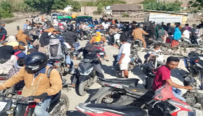 Suasana saat warga memblokade Jalan Lintas Wera di Desa Nanga Wera Kecamatan Wera Kabupaten Bima, Senin (8/9/2025) pagi.