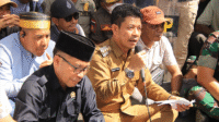 Bupati Dompu, Bambang Firdaus dan Ketua DPRD Kabupaten Dompu, Ir Muttakun saat menemui dan merespon tuntutan massa aksi Aliansi Mahasiswa dan Rakyat Dompu (AMRD) yang menggelar unjuk rasa di depan DPRD Kabupaten Dompu, , Senin (1/09/25).