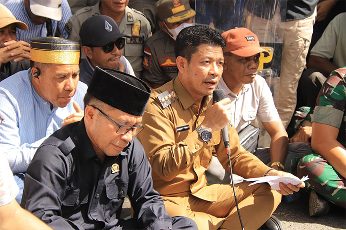 Bupati Dompu, Bambang Firdaus dan Ketua DPRD Kabupaten Dompu, Ir Muttakun saat menemui dan merespon tuntutan massa aksi Aliansi Mahasiswa dan Rakyat Dompu (AMRD) yang menggelar unjuk rasa di depan DPRD Kabupaten Dompu, , Senin (1/09/25).