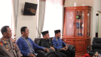 Bupati Dompu, Bambang Firdaus didampingi Ketua dan Wakil Ketua DPRD Kabupaten Dompu, Muttakun dan Ismul Ramadhan menyambut kehadiran Kajati NTB di Kejari Dompu, Rabu (17/9/2025).