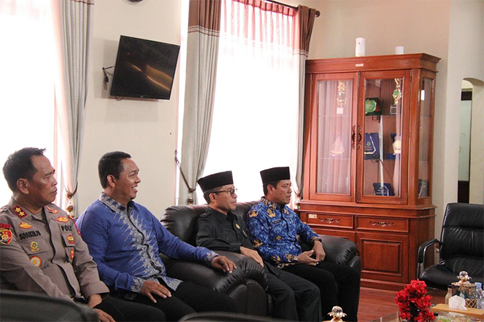 Bupati Dompu, Bambang Firdaus didampingi Ketua dan Wakil Ketua DPRD Kabupaten Dompu, Muttakun dan Ismul Ramadhan menyambut kehadiran Kajati NTB di Kejari Dompu, Rabu (17/9/2025).