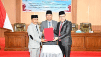 Wakil Bupati Dompu, Syirajuddin dan pimpinan DPRD Kabupaten Dompu, Kurnia Ramadhan, SE., ME dan dan Ismul Rahmadin, SH.I menunjukkan Nota Keuangan RAPBD-P 2025 dan RPJMD 2025-2029 usai ditandatangani.