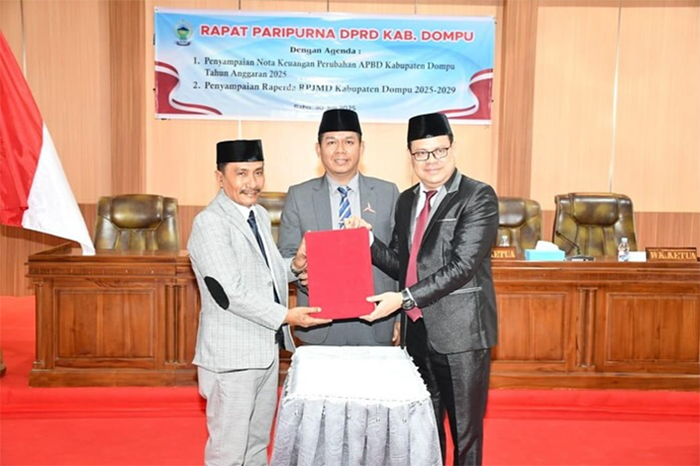 Wakil Bupati Dompu, Syirajuddin dan pimpinan DPRD Kabupaten Dompu, Kurnia Ramadhan, SE., ME dan dan Ismul Rahmadin, SH.I menunjukkan Nota Keuangan RAPBD-P 2025 dan RPJMD 2025-2029 usai ditandatangani.
